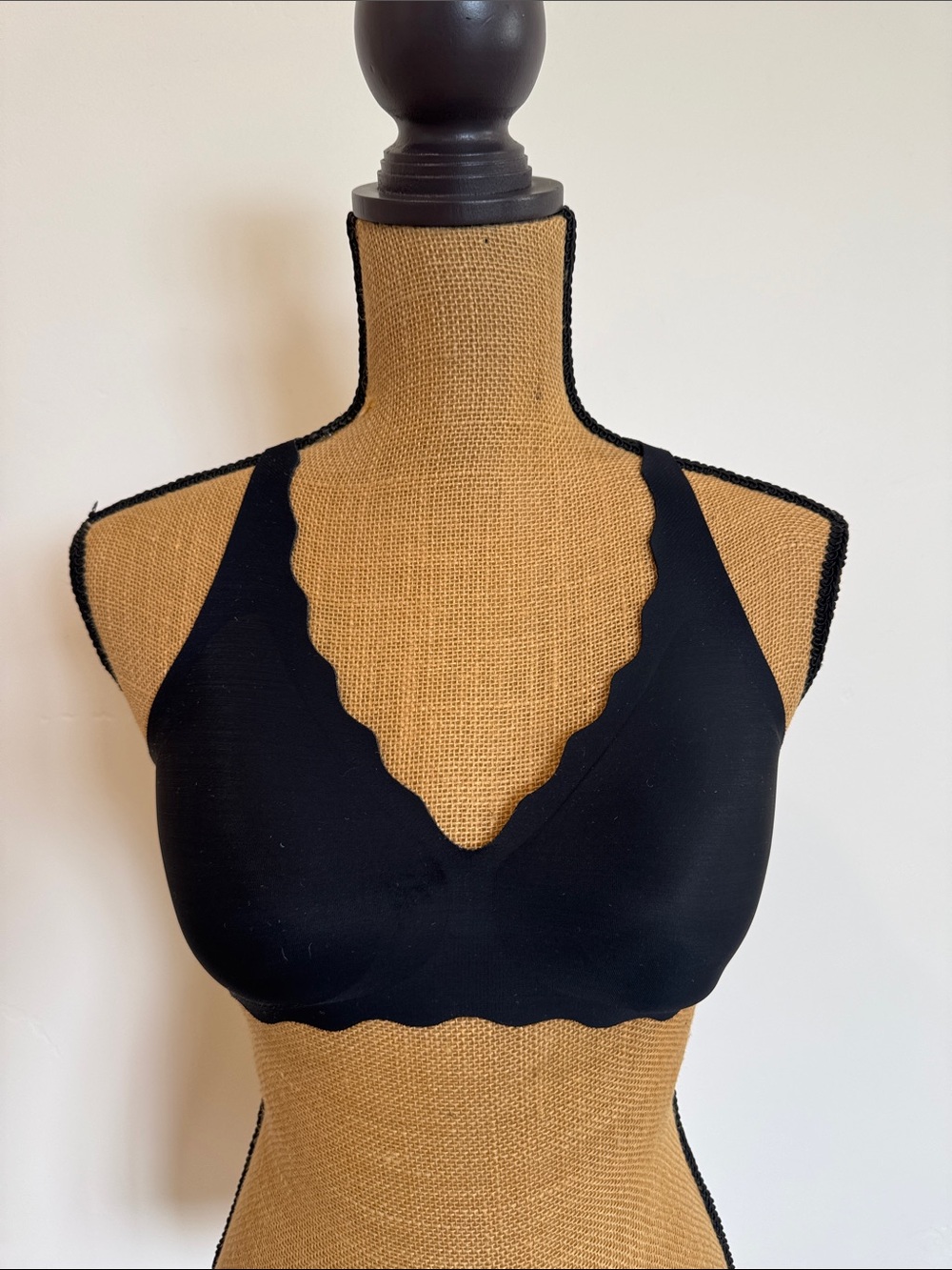 Scalloped V-Neck Seamless convertible Bralette - Black